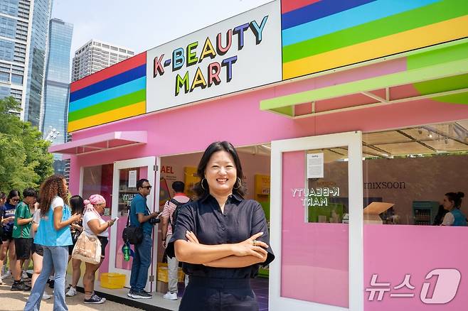 정새라 대표는 지난 7월 미국 시카고에서 열린 대형 음악 페스티벌 ‘롤라팔루자’에서 K-편의점 인기에 맞춘 전략적 K-뷰티 부스를 진행했다. (랜딩인터내셔널 제공)