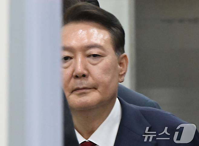 12·3 비상계엄과 관련해 특검 수사를 받는 윤석열 전 대통령이 지난 7월 9일 밤 서울중앙지법에서 두 번째 구속 전 피의자심문(영장실질심사)을 마친 뒤 대기장소인 서울구치소로 이동하고 있다. 2025.7.9/뉴스1 ⓒ News1 사진공동취재단