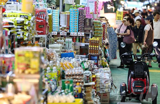 서울 마포구 망원시장에서 시민들이 장을 보고 있다. 2025.7.4/뉴스1 ⓒ News1 김도우 기자