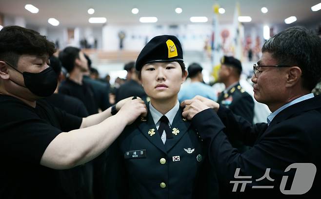29일 오전 경기 광주시 육군 특수전학교에서 열린 '특전부사관 260기 임관식'에서 가족들이 신임 특전부사관에게 계급장을 수여하고 있다. 2025.8.29/뉴스1 ⓒ News1 김영운 기자