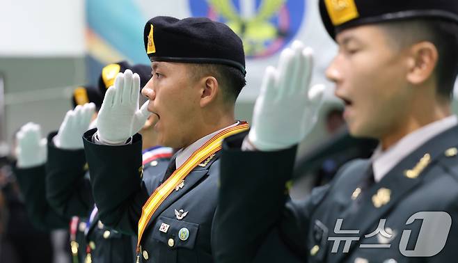29일 오전 경기 광주시 육군 특수전학교에서 열린 '특전부사관 260기 임관식'에서 신임 특전부사관들이 경례를 하고 있다. ⓒ News1 김영운 기자