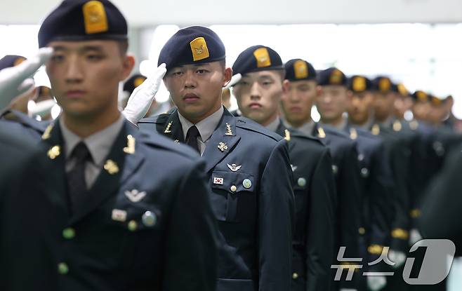 29일 오전 경기 광주시 육군 특수전학교에서 열린 '특전부사관 260기 임관식'에서 신임 특전부사관들이 경례를 하고 있다. ⓒ News1 김영운 기자