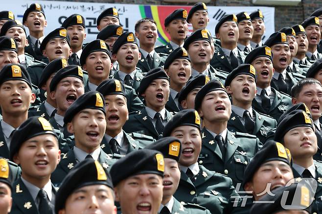 29일 오전 경기 광주시 육군 특수전학교에서 열린 '특전부사관 260기 임관식'에서 신임 특전부사관들이 군가를 부르고 있다. 2025.8.29/뉴스1 ⓒ News1 김영운 기자