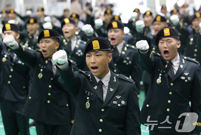 29일 오전 경기 광주시 육군 특수전학교에서 열린 '특전부사관 260기 임관식'에서 신임 특전부사관들이 특전부대 신조제창을 하고 있다. 2025.8.29/뉴스1 ⓒ News1 김영운 기자