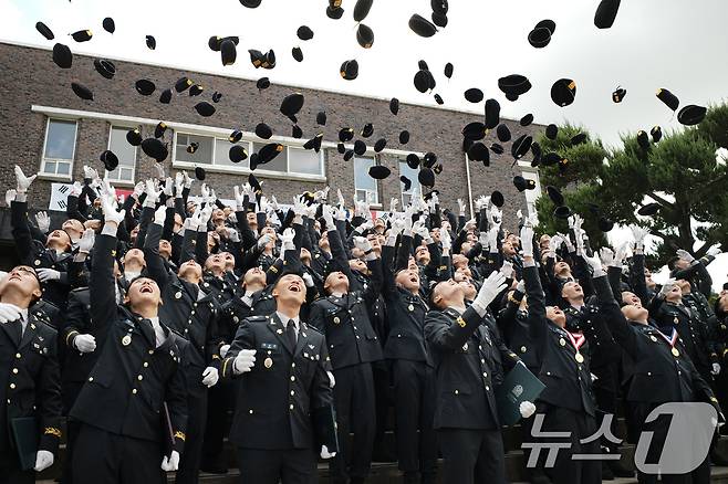 29일 오전 경기 광주시 육군 특수전학교에서 열린 '특전부사관 260기 임관식'에서 신임 특전부사관들이 베레모를 던지고 있다. 2025.8.29/뉴스1 ⓒ News1 김영운 기자