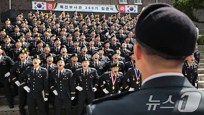 29일 오전 경기 광주시 육군 특수전학교에서 열린 '특전부사관 260기 임관식'에서 신임 특전부사관들이 군가를 부르고 있다. 2025.8.29/뉴스1 ⓒ News1 김영운 기자