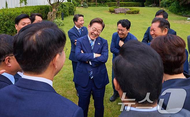이재명 대통령이 지난 6월 7일 서울 한남동 관저에서 만찬에 참석한 더불어민주당 1·2기 지도부 등 의원들과 대화하고 있다. (이재명 대통령 SNS 캡처. 재판매 및 DB 금지) 2025.6.8/뉴스1 ⓒ News1 박지혜 기자