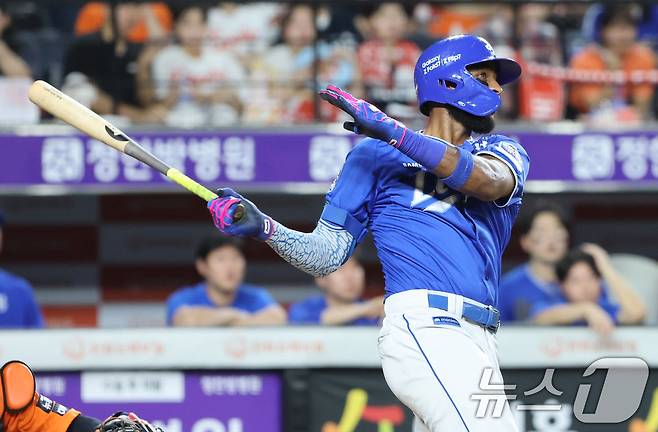 29일 대전 한화생명 볼파크에서 열린 프로야구 '2025 신한 SOL뱅크 KBO 리그' 삼성 라이온즈와 한화 이글스의 경기에서 무사 1루 3회초 삼성 디아즈가 2점 홈런을 치고 타구를 바라보고 있다. 2025.8.29/뉴스1 ⓒ News1 김기태 기자