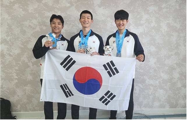 제16회 아시아사격선수권 50m 소총복사 남자 일반부 단체전에서 금메달을 따낸 김정현-김나관-정승우(왼쪽부터). 김나관은 개인전 금메달을 따냈고, 정승우도 개인전에서 동메달을 목에 걸었다. 사진 | 대한사격연맹