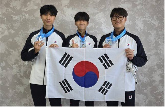 제16회 아시아사격선수권 50m 소총복사 남자 주니어부 단체전에서 동메달을 따낸 김태경-이현서-이철민(왼쪽부터). 사진 | 대한사격연맹