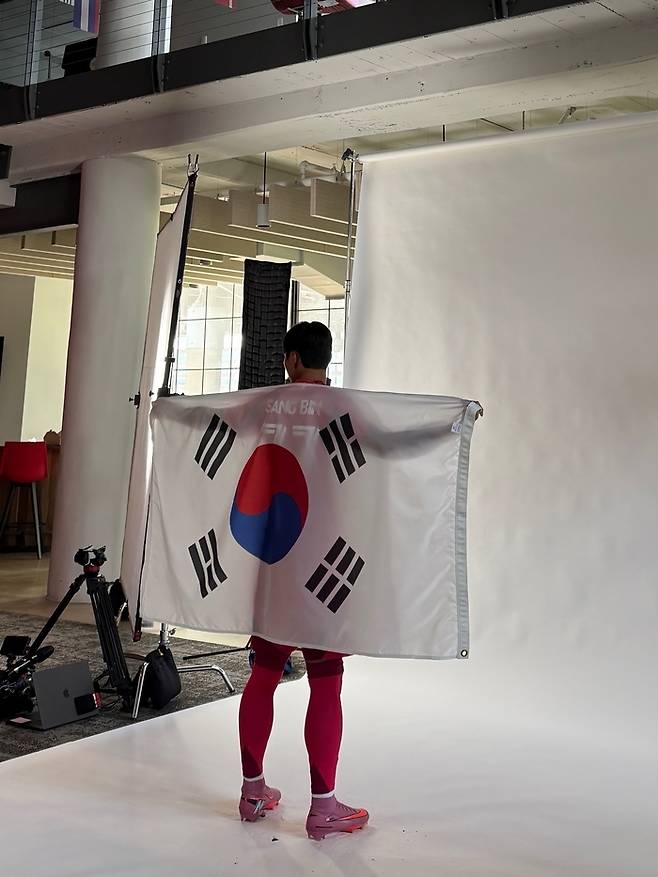태극기를 들고 사진 촬영에 임한 정상빈. 제공 | 카이브스포츠
