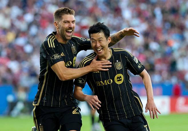 Aug 23, 2025; Frisco, Texas, USA;  Los Angeles FC forward Son Heung-Min (7) celebrates with Los Angeles FC midfielder Ryan Hollingshead (24) after scoring a goal on a free kick during the first half against FC Dallas at Toyota Stadium. Mandatory Credit: Kevin Jairaj-Imagn Images     TPX IMAGES OF THE DAY







<저작권자(c) 연합뉴스, 무단 전재-재배포, AI 학습 및 활용 금지>