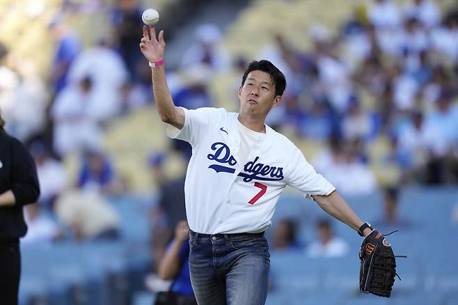 Los Angeles FC soccer player Son Heung-min warms up before throwing out a ceremonial first pitch before a baseball game between the Los Angeles Dodgers and the Cincinnati Reds Wednesday, Aug. 27, 2025, in Los Angeles. (AP Photo/Mark J. Terrill)







<저작권자(c) 연합뉴스, 무단 전재-재배포, AI 학습 및 활용 금지>