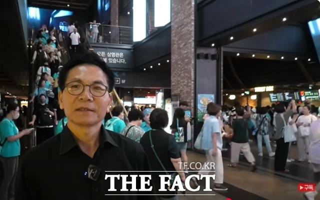 임영웅의 두번째 정규 앨범 청음회는 28일 전국 50여개 CGV극장에서 동시에 진행된다. 사진은 지난해 공연실황 영화 '아임 히어러 더 스타디움' 개봉 첫날 용산 CGV. /강일홍 기자