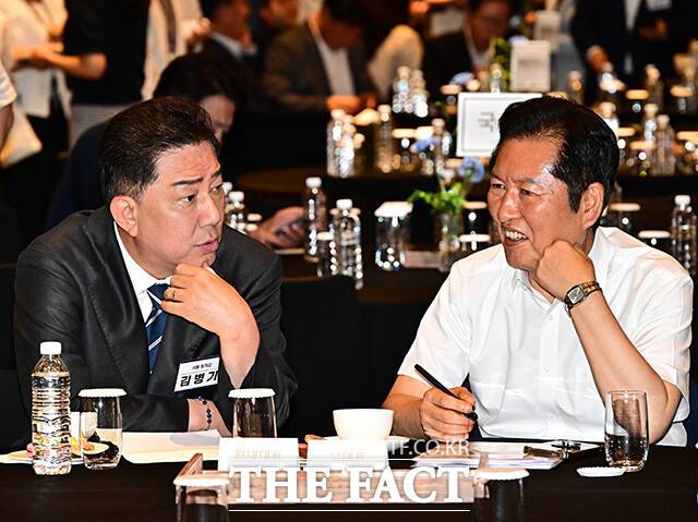 더불어민주당이 이재명 정부 출범 후 첫 정기국회를 앞둔 29일 "내란을 완전히 끝장내고 민생개혁 입법을 과감하게 관철하겠다"고 결의했다. 사진은 김병기 원내대표와 정청래 대표. /배정한 기자