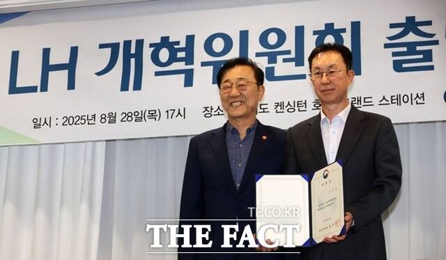 김윤덕 국토교통부 장관이 지난 28일 오후 서울 여의도 켄싱턴호텔에서 열린 'LH 개혁위원회 출범식'에서 임재만 세종대학교 교수에게 위원장 임명장을 수여한 뒤 기념촬영하고 있다. /뉴시스