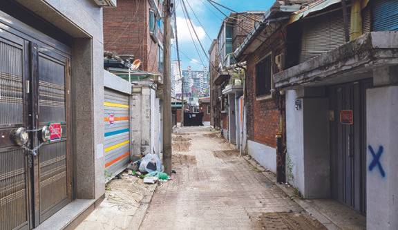 철거를 앞두고 이주가 진행 중인 이문 4구역.