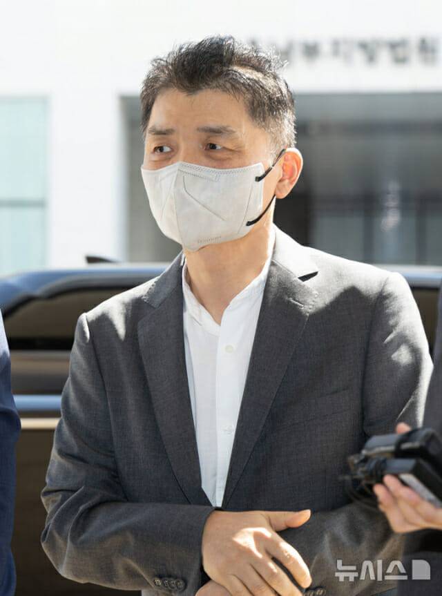 8월 29일 서울 양천구 서울지방법원에서 김범수 카카오 창업자가 결심공판에 참석하기 위해 재판장으로 들어오고 있다. (사진=뉴시스)