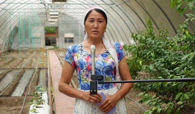 우즈베키스탄 모노센터에서 코이카 지원을 받아 농업을 하고 있는 쿤디즈 키디르니야조바씨가 외교부 기자단과 인터뷰를 하고 있다. [외교부 공동취재단]