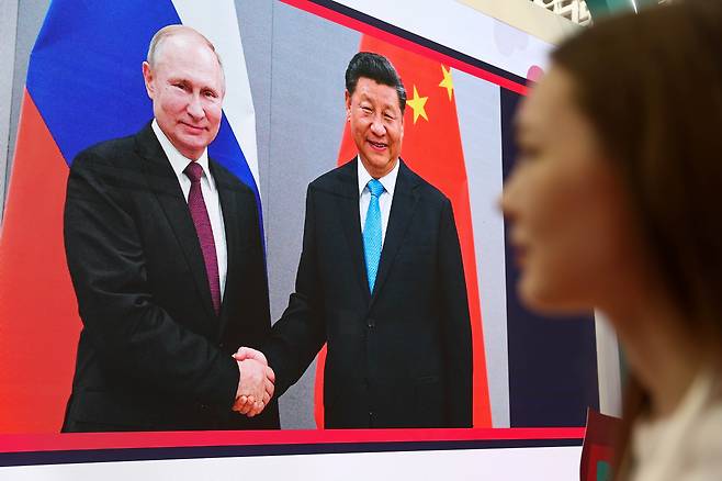 러시아 볼시예카바니의 카잔 엑스포 국제전시센터에서 열린 제3회 스프라우트 비즈니스 포럼에서 블라디미르 푸틴 러시아 대통령과 시진핑 중국 국가주석의 포스터가 걸려 있다. /타스 연합뉴스