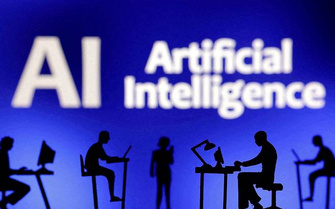 '인공지능 AI'라는 글자 앞에 컴퓨터와 스마트폰이 달린 인형을 표현한 일러스트. /로이터=연합뉴스