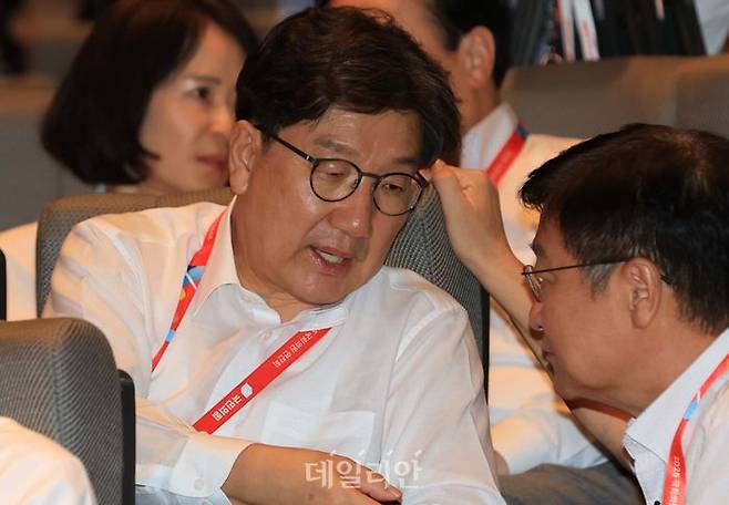 권성동 국민의힘 의원이 28일 오후 인천 중구 인천국제공항공사 항공교육원에서 열린 2025 국민의힘 국회의원 연찬회에서 동료 의원과 대화를 하고 있다. ⓒ데일리안 홍금표 기자