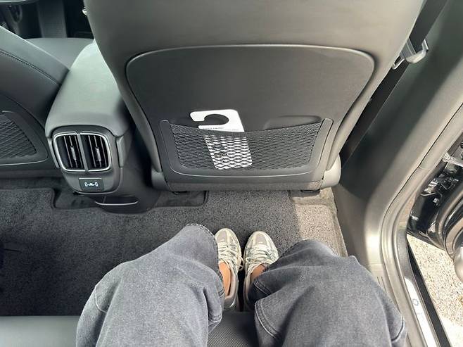 160cm 여성 기준 2열 레그룸. 넉넉하다 못해 광활하다. ⓒ데일리안 편은지 기자