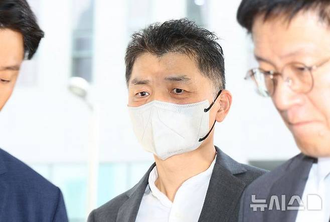 SM엔터테인먼트 인수 과정에서 시세조종을 지시·공모한 혐의로 재판에 넘겨진 카카오 창업자 김범수 미래이니셔티브센터장이 29일 오후 서울 양천구 서울남부지방법원에서 열린 결심공판에 출석하고 있다.ⓒ뉴시스