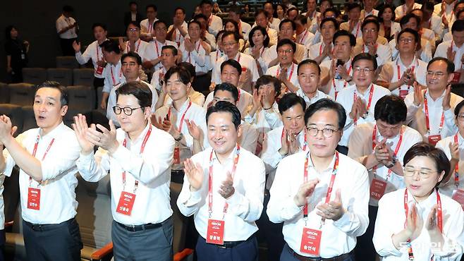 28일 오후 인천 중구 인천국제공항공사 항공교육원에서 열린 국민의힘 의원 연찬회에서 장동혁 대표(앞줄 가운데)와 송언석 원내대표(앞줄 오른쪽에서 두 번째)를 비롯한 참석자들이 박수를 치고 있다. 장 대표는 “이재명 정권과 싸우기 위해 전쟁터로 나가는 출정식이 됐으면 좋겠다”고 말했다. 인천=장승윤 기자 tomato99@donga.com