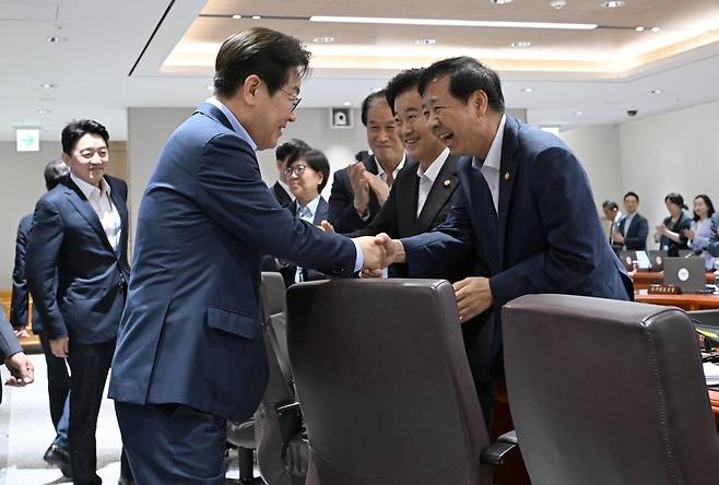 이재명 대통령이 29일 서울 용산 대통령실 청사에서 열린 임시 국무회의에 입장해 국무위원들과 악수하고 있다. 대통령실사진기자단 2025.08.29
