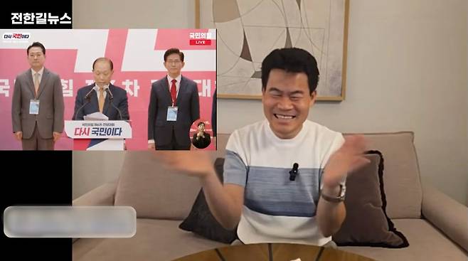 전한길 전 한국사 강사는 26일 국민의힘 신임 당대표로 장동혁 의원이 당선되자 박수를 치며 기뻐하고 있다. 유튜브 채널 전한길 뉴스‘ 캡쳐·뉴시스