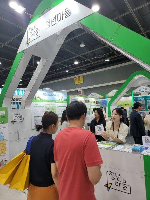 정유진(42∙여)박재훈(43∙남) 부부가 ’2025 A Farm Show 창농·귀농 고향사랑 박람회’에 마련된 청년마을 코너를 둘러보고 있다. 박태근 기자 ptk@donga.com