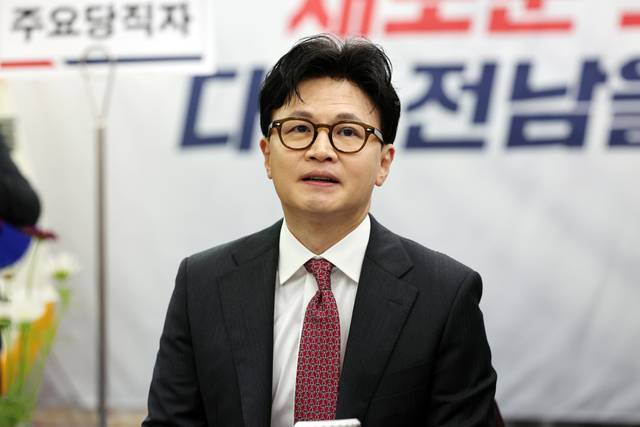 지난 8월11일 오후 광주 서구 홀리데이인 광주호텔에서 열린 김화진 국민의힘 전남도당 위원장 취임식에서 한동훈 전 당대표가 당원들에게 인사하고 있다.<연합뉴스 사진>