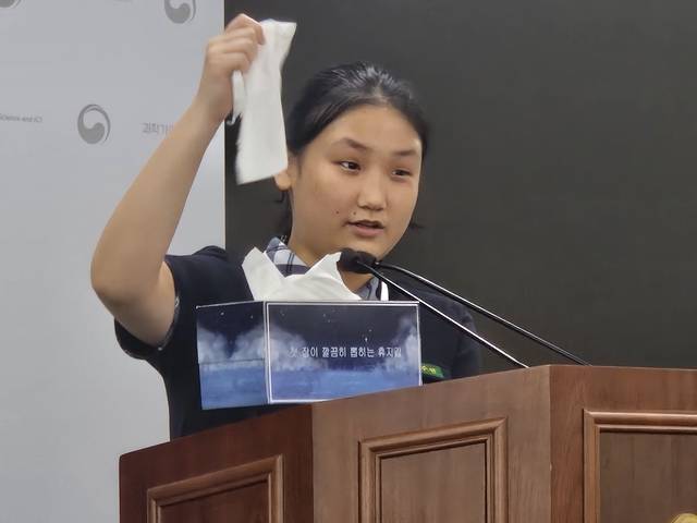 국무총리상 수상자인 엄주연 학생이 28일 정부세종청사에서 ‘첫 장이 깔끔히 뽑히는 휴지갑’ 발명제품에 대해 소개하고 있다. 사진=이준기기자