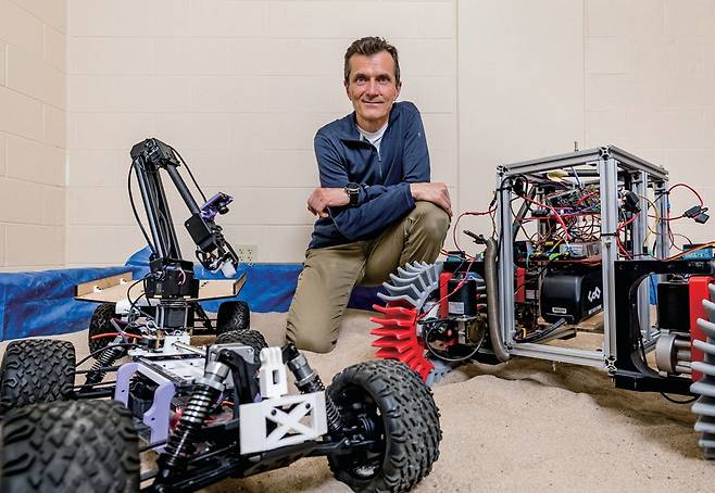 미국 위스콘신대 기계공학과 댄 네그룻 교수와 달 탐사 로버. /미 위스콘신대