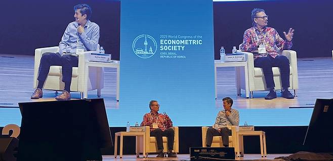 서울 강남구 코엑스에서 열린 세계경제학자대회(ESWC) 둘째 날인 8월 19일, 대담 중인 제임스 로빈슨(왼쪽) 시카고대 석좌교수와 네이선 넌 캐나다 브리티시컬럼비아대 경제학 교수. /이신혜 기자