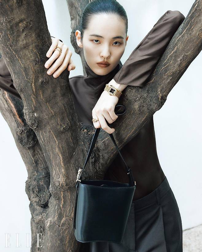 실크 톱과 테일러드 팬츠는 모두 The Row.