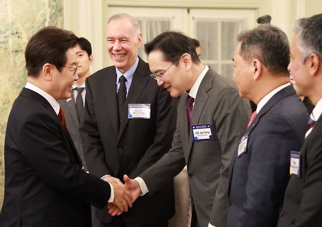 이재명 대통령이 25일(현지시간) 미국 워싱턴DC 윌라드 호텔에서 열린 한미 비즈니스 라운드 테이블 리셉션에 참석해 이재용 삼성전자 회장과 인사하고 있다. 연합뉴스 제공