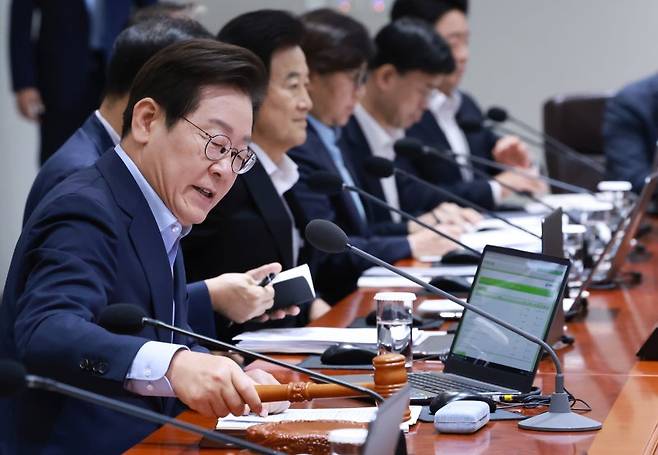 이재명 대통령이 29일 서울 용산 대통령실 청사에서 열린 제39회 국무회의(임시)에서 의사봉을 두드리고 있다. 대통령실통신사진기자단