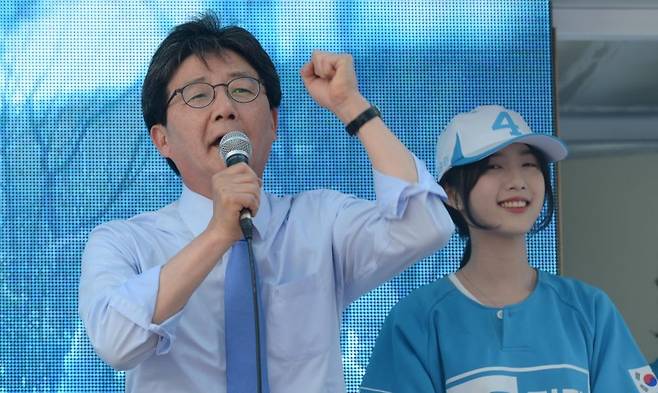 지난 2017년 5우러 당시 유승민 바른정당 대선후보가 대구 중구 동성로 대구백화점에서 열린 유세에서 지지를 호소하는 연설을 하고 있다. 오른쪽은 딸 유담 씨. /사진=뉴시스