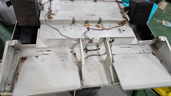 깔끔해진 모습. 거대한 조종간을 뜯어낸 상황이어서 더 비어 보인다