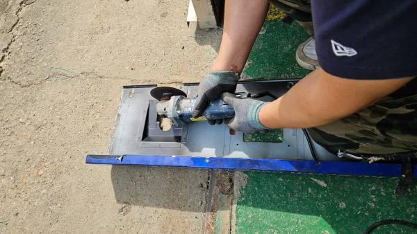 정해진 스틱 크기만큼 그라인더로 잘라냈다