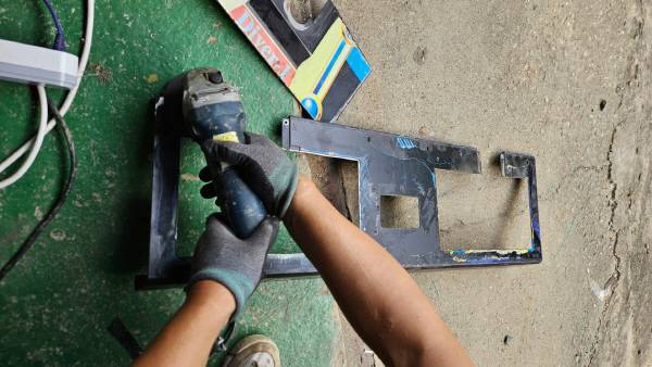 1차적으로 스티커를 제거한 후 그라인더로 살살 갈아주었다