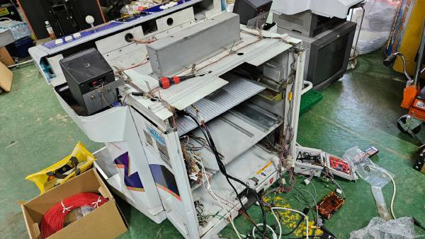 뒷부분에 스티커를 붙여주니 매우 그럴듯해졌다