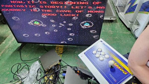 다행히 컨버터를 통해 잘 나온다. 화면 조정도 추가로 해주니..