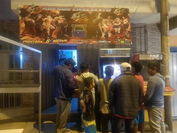 페루의 오락실. 서서 게임하는 형태다