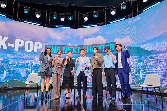 이재명 대통령이 지난 8월 20일 서울 서초동 아리랑국제방송에서 녹화되는 특별 프로그램 '케이팝 더 넥스트 챕터(K-Pop:The Next Chapter)'에 출연해 넷플릭스 애니메이션 '케이팝 데몬 헌터스'(케데헌) 메기 강 감독, 걸그룹 트와이스 멤버 등 출연진들과 기념촬영을 하고 있다.(ⓒ뉴스1, 대통령실 제공, 무단 전재-재배포 금지)