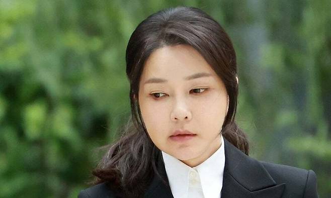 윤석열 전 대통령의 부인 김건희 여사가 지난 6일 서울 종로구 케이티(KT)광화문빌딩 웨스트에 마련된 민중기 특별검사팀 사무실에 피의자 신분으로 출석하고 있다. 연합뉴스