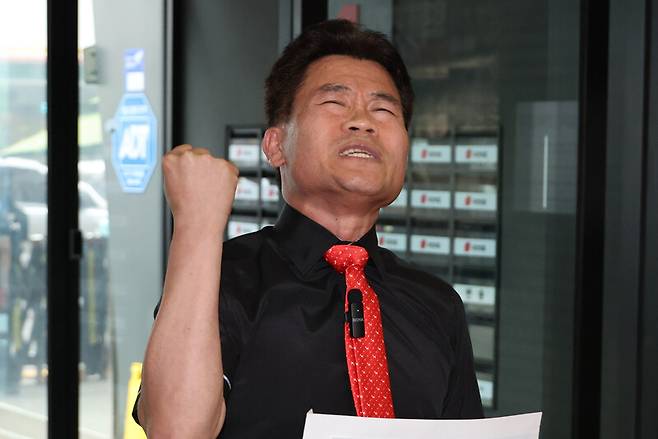 국민의힘 전당대회 방해 논란 당사자인 전한길씨가 당 윤리위원회의 징계 절차가 시작된 8월11일 서울 여의도 당사에서 김근식 최고위원 후보에 대한 징계 요구서를 전달하기에 앞서 입장을 밝히고 있다. 연합뉴스