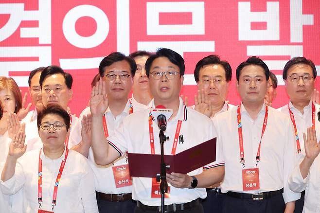 29일 인천국제공항공사 항공교육원에서 열린 2025 국민의힘 국회의원 연찬회에서 장동혁 대표, 송언석 원내대표 등 의원들이 결의문을 발표하고 있다. 연합뉴스